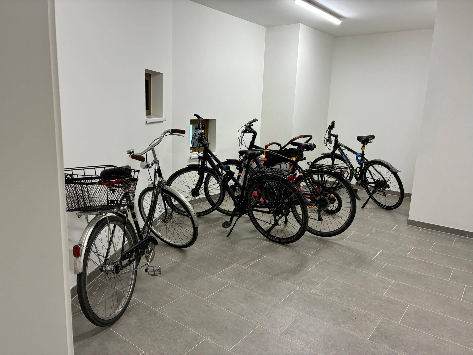 Fahrradraum mit mehreren Fahrrädern und ausreichend Platz für Bewohner.