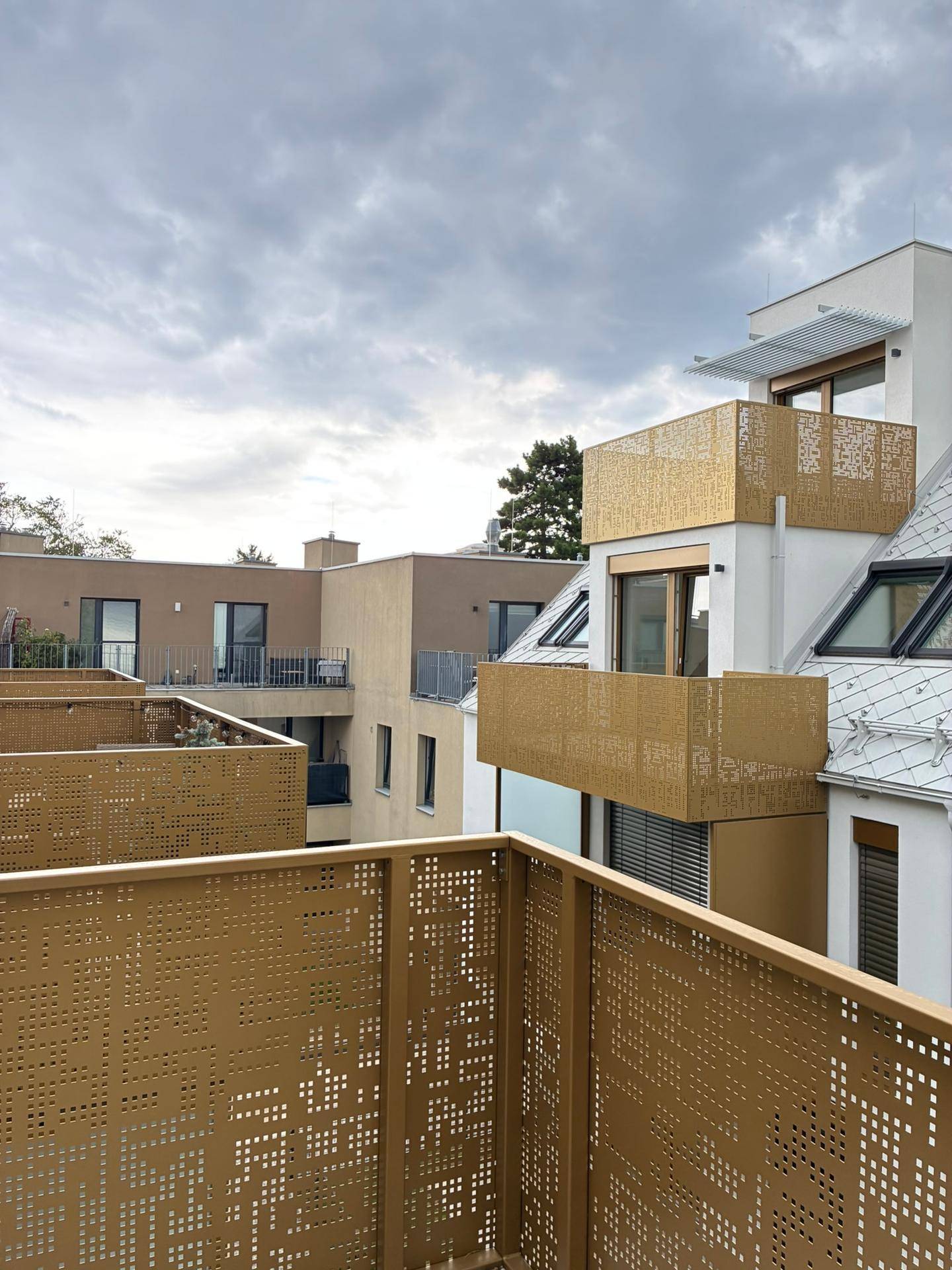 Ausblick vom Balkon auf weitere Balkone und die moderne Architektur des Gebäudes.