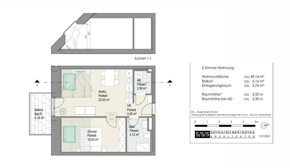 Grundriss einer 2-Zimmer-Wohnung mit Balkon, offenem Wohnbereich und Dachschräge.