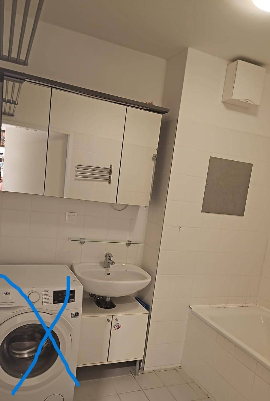Modernes Badezimmer mit Badewanne, Waschbecken und Spiegelschrank.