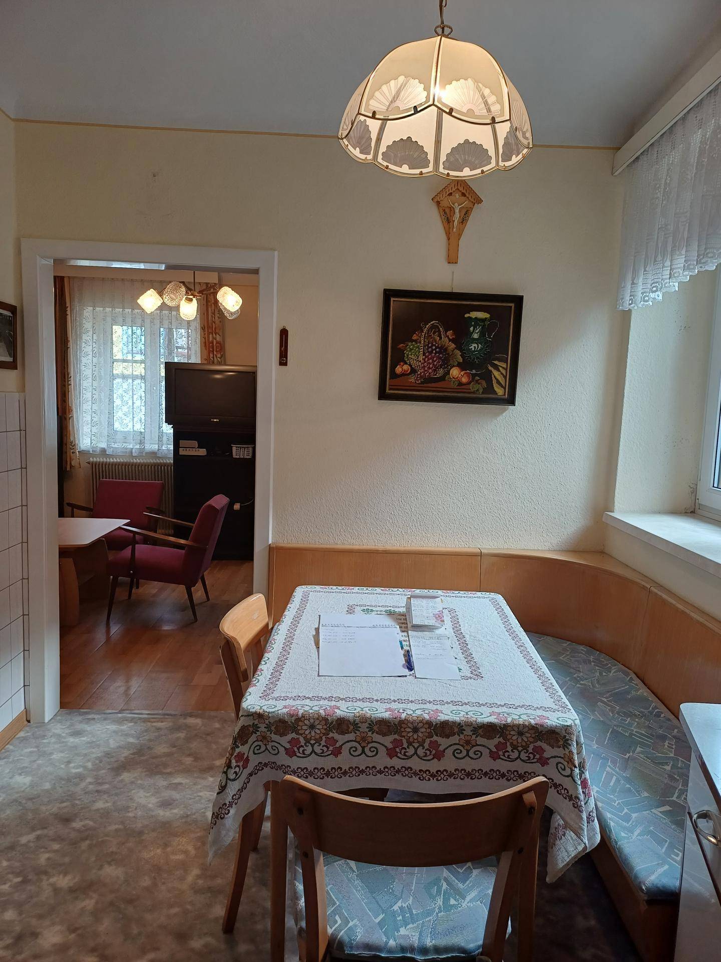 Essbereich mit Eckbank, Tisch und Durchgang zum angrenzenden Wohnzimmer.
