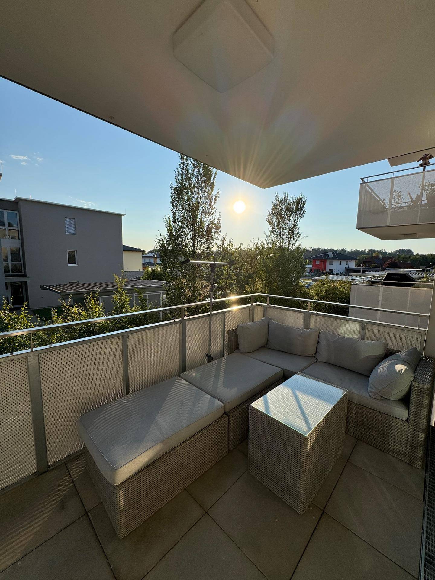 Geräumiger Balkon mit bequemen Outdoor-Sitzmöbeln und sonniger Ausrichtung.