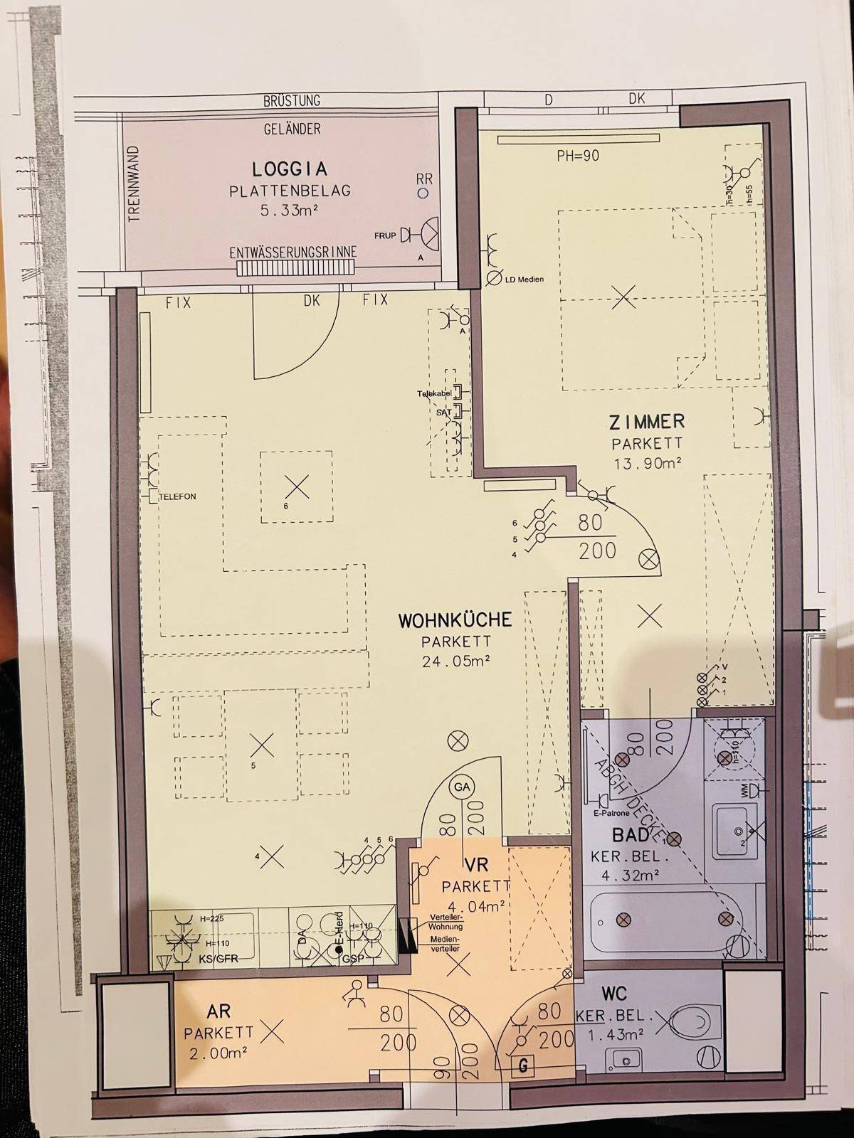 Detaillierter Grundriss einer Wohnung mit Wohnküche, Zimmer, Bad, WC und Loggia.