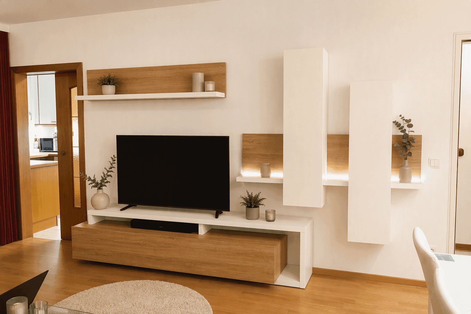 Modernes Wohnzimmer mit TV-Möbeln, Holzboden und indirekter Beleuchtung.