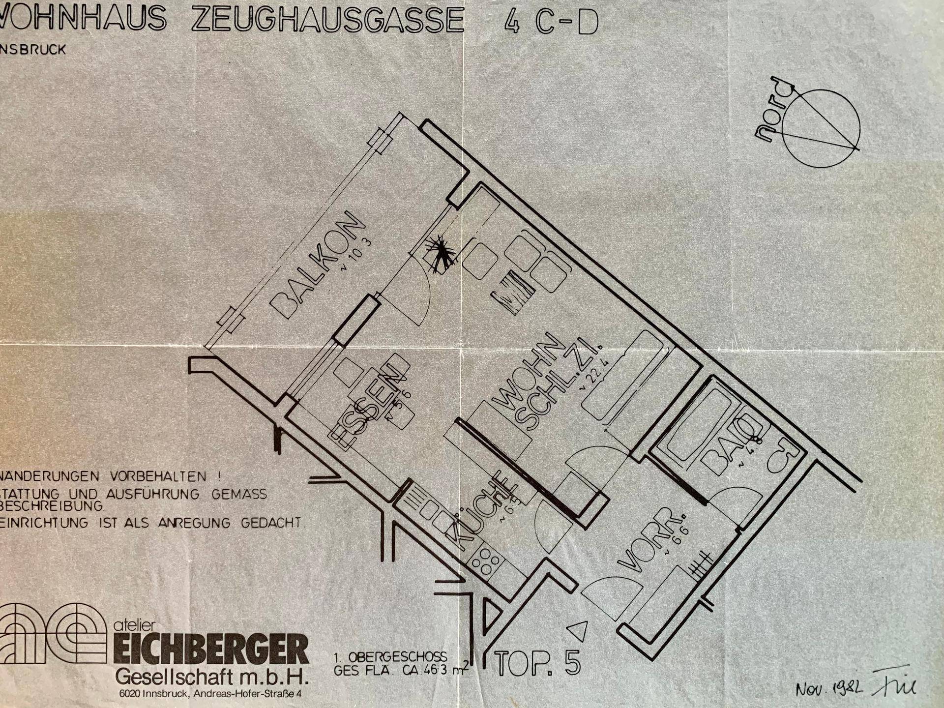 Grundriss der Wohnung mit Balkon, Wohn-Schlafbereich und separater Küche.