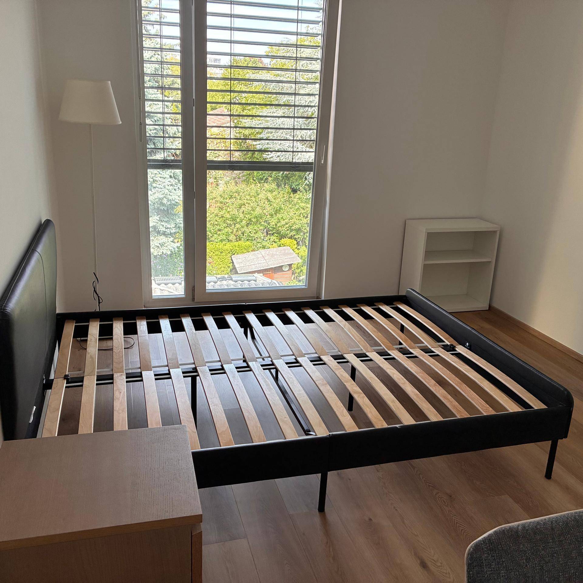 Geräumiges Schlafzimmer mit Parkettboden und großem Fenster für viel Helligkeit.
