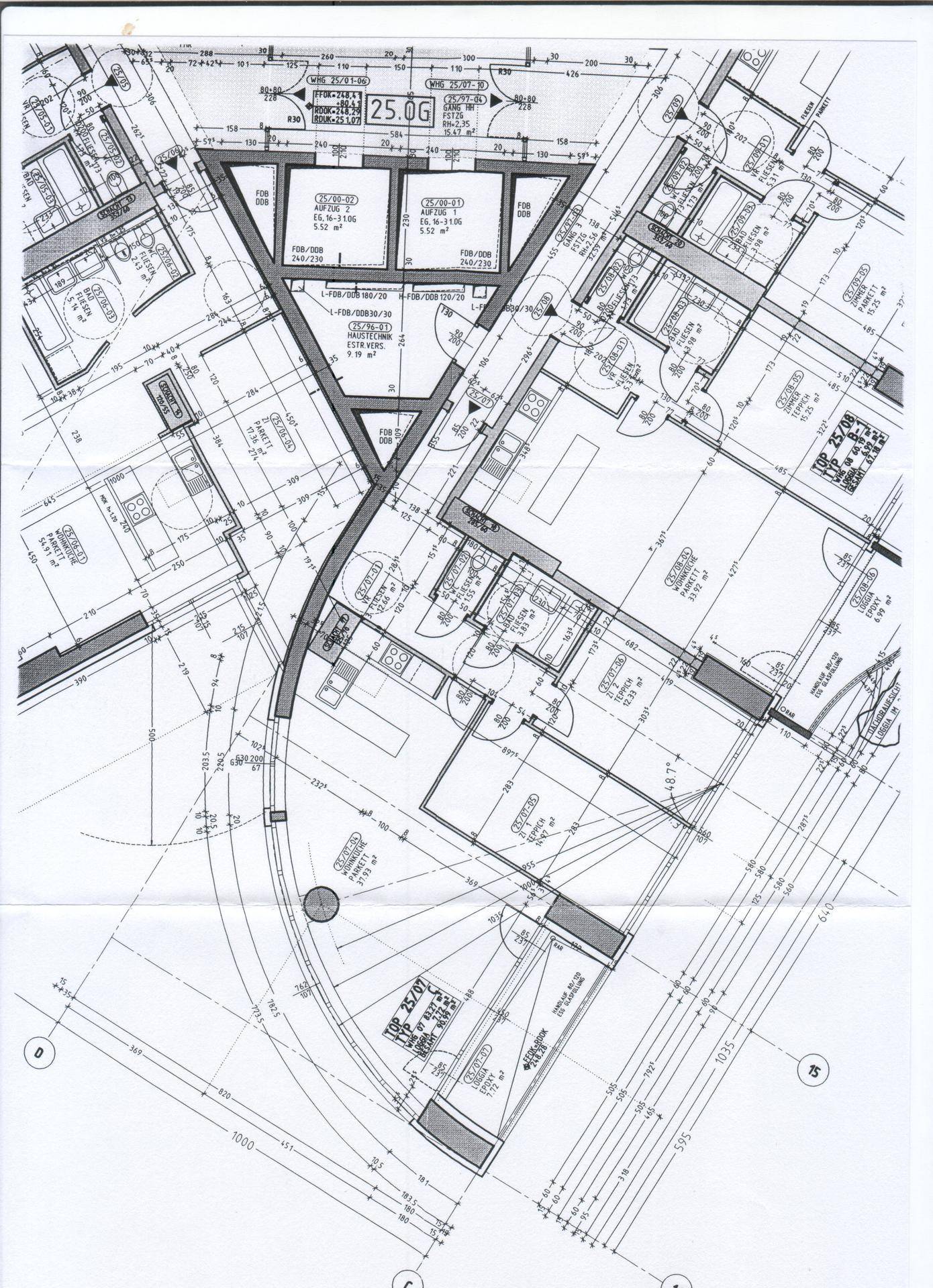 Detaillierter Grundriss einer Etage mit mehreren Wohneinheiten und komplexer Raumaufteilung.