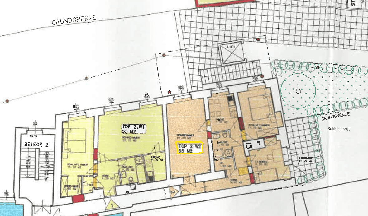 Grundrissplan des Gebäudes mit verschiedenen Wohneinheiten und Außenbereichen.