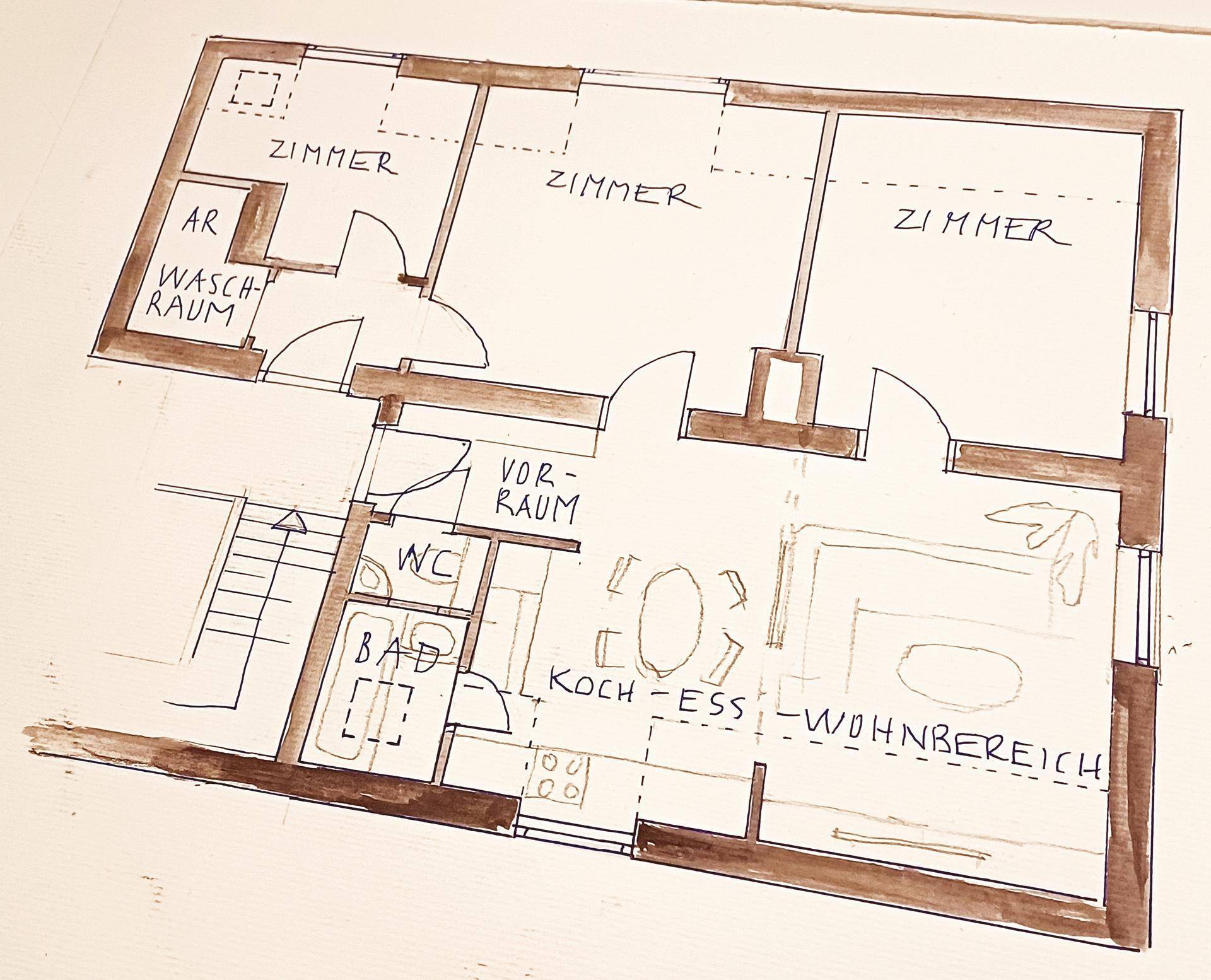 Handgezeichneter Grundriss einer Wohnung mit mehreren Zimmern und offenem Wohnbereich.