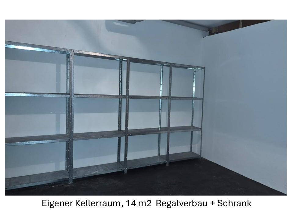 Geräumiger Kellerraum mit stabilen Metallregalen für zusätzlichen Stauraum.