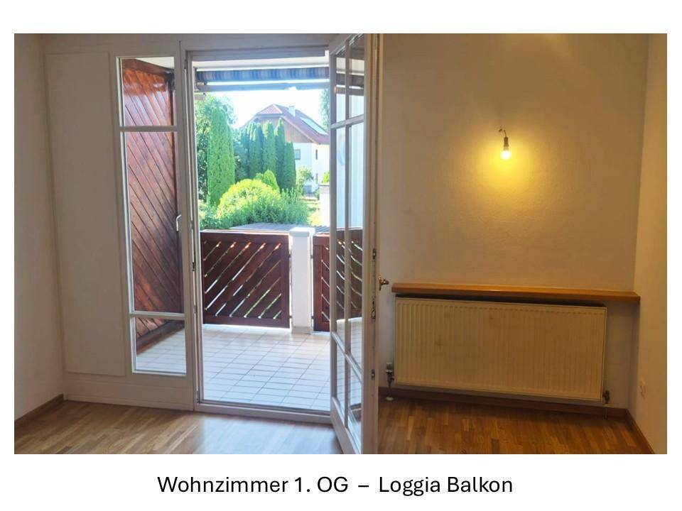 Helles Wohnzimmer mit Holzboden und direktem Zugang zu einem gefliesten Loggia-Balkon.