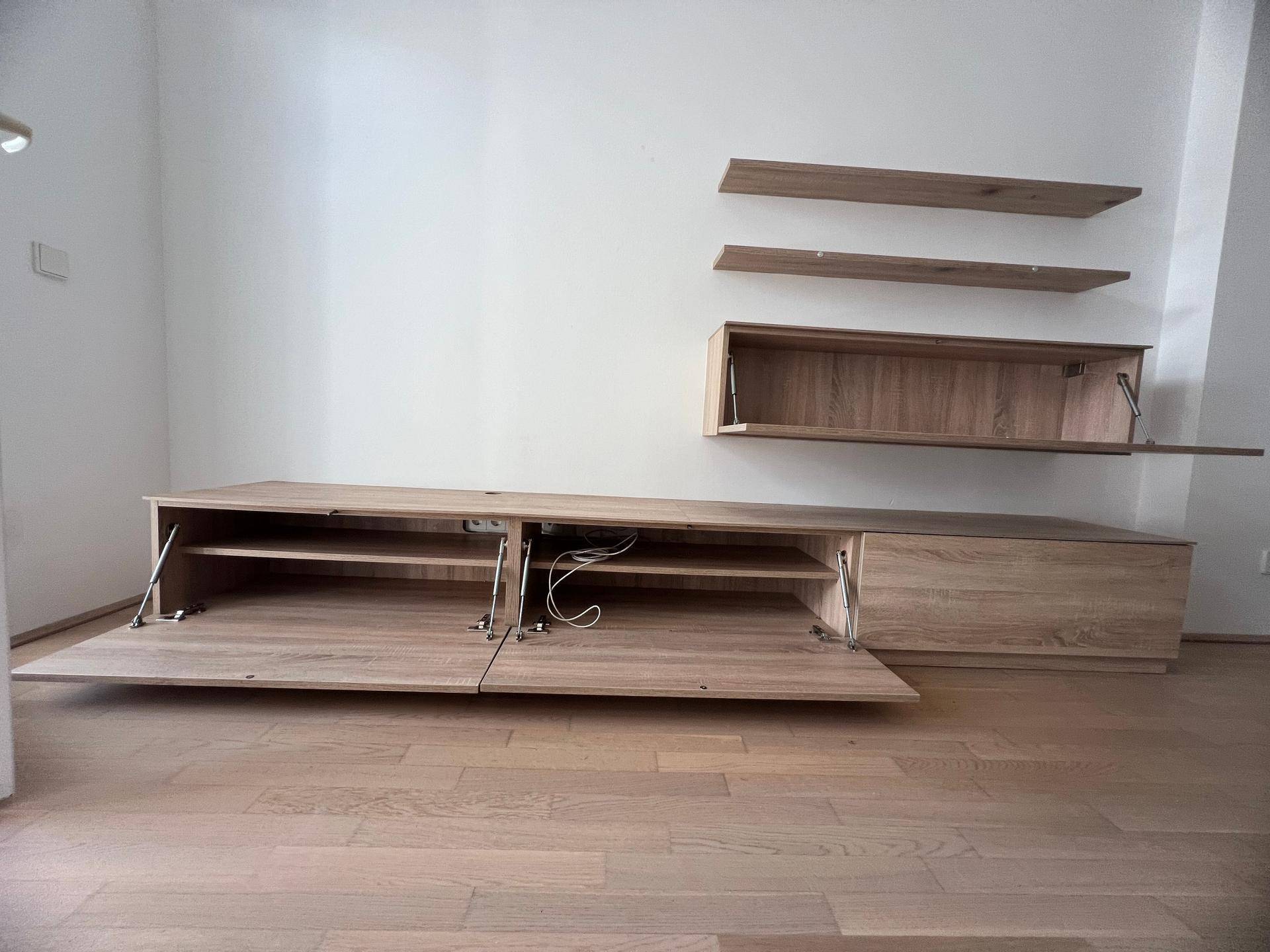Wohnbereich mit offenen Holzschränken und Regalen, bietet viel Stauraum.