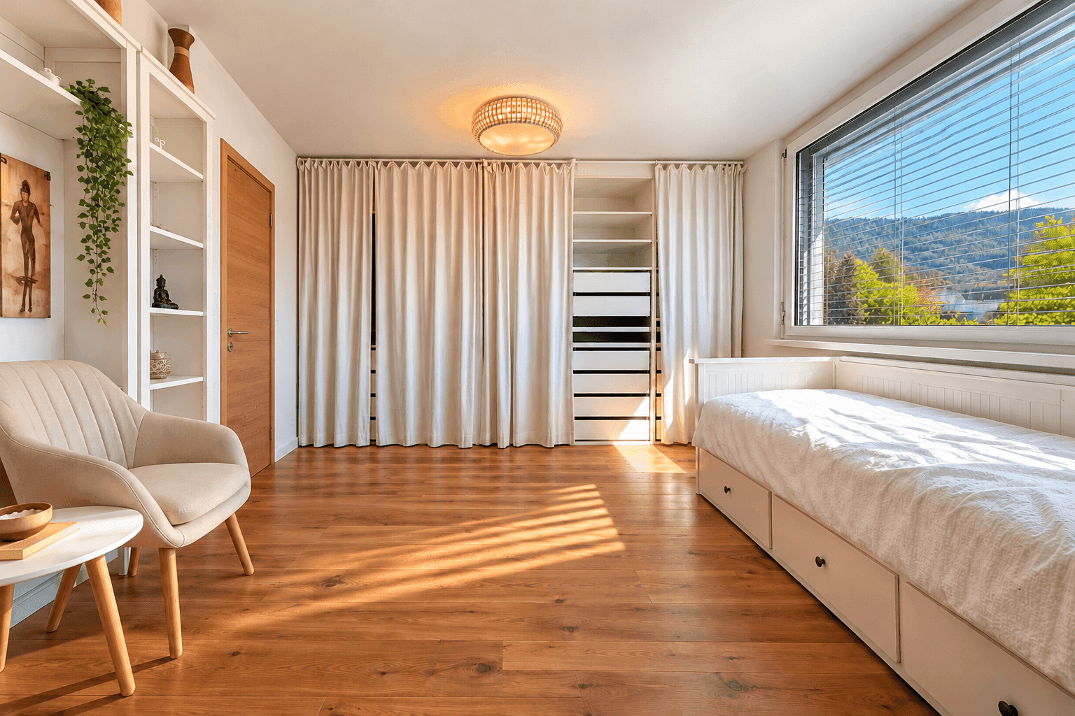 Helles Schlafzimmer mit Holzboden, integrierten Regalen und weitem Blick auf den See und die Natur.