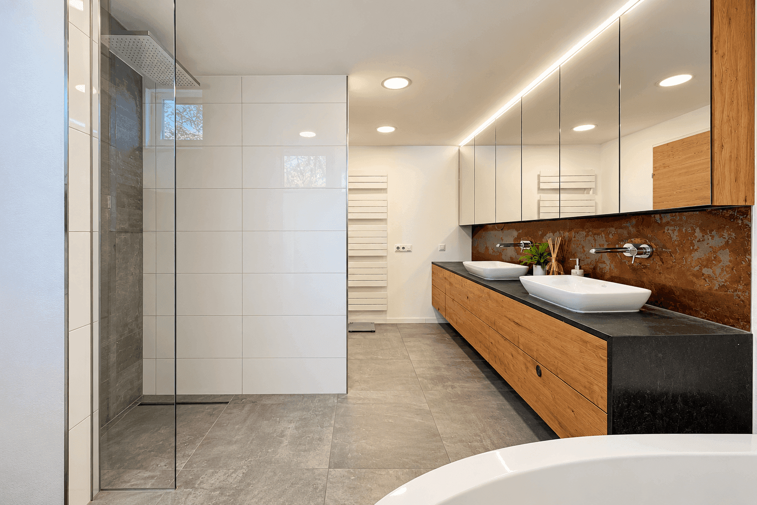 Modernes Badezimmer mit großer begehbarer Dusche, Doppelwaschbecken und Badewanne.