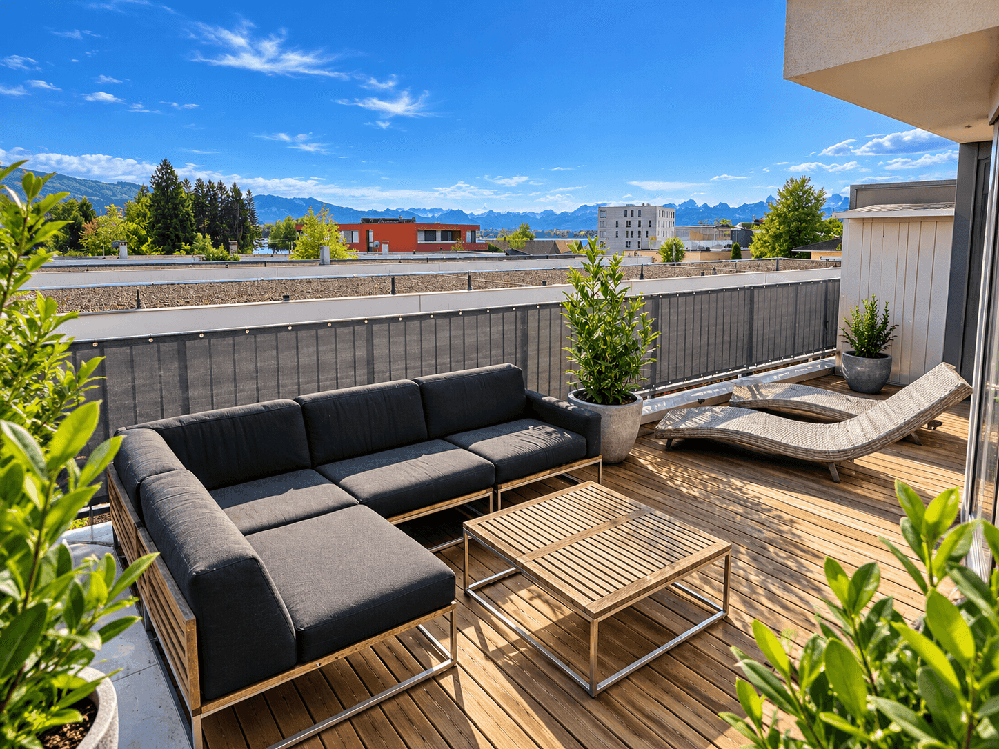 Geräumige Dachterrasse mit moderner Lounge-Möblierung und weitem Blick in die Ferne.