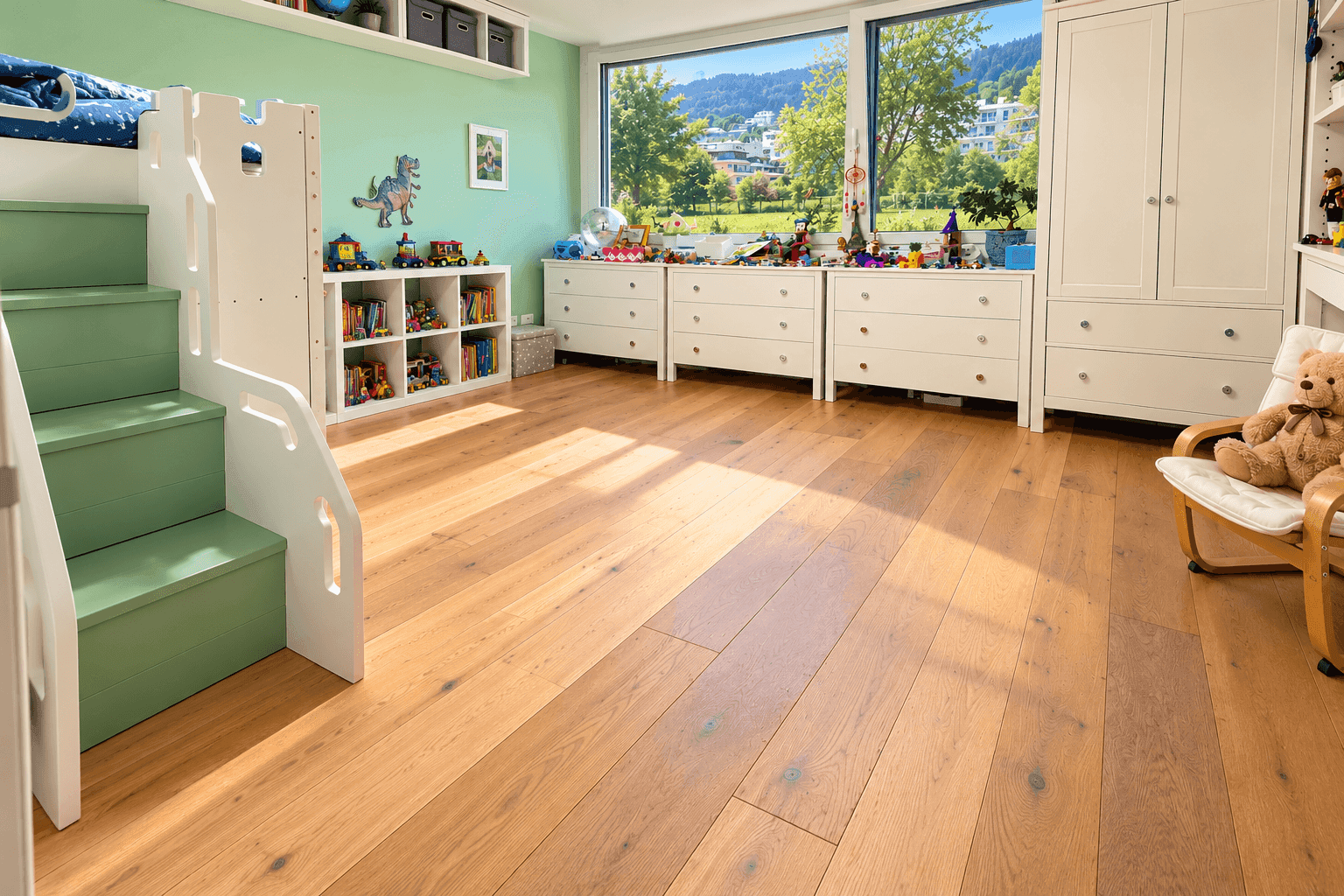 Geräumiges Kinderzimmer mit Holzboden, Spielzeug und großem Fenster mit Blick ins Grüne.