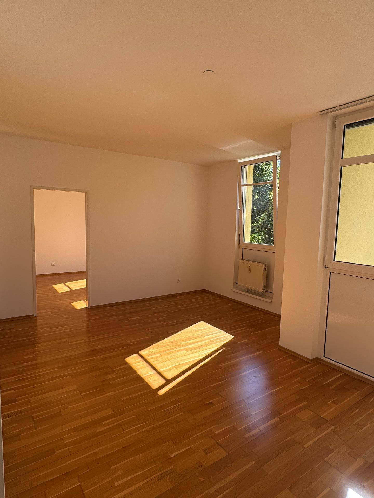 Geräumiges Zimmer mit Parkettboden und heller Atmosphäre, ideal für individuelle Gestaltung.