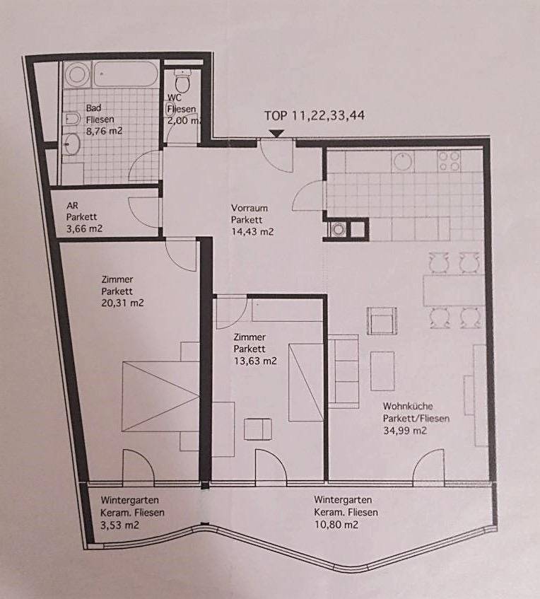 Grundriss einer Wohnung mit mehreren Zimmern, Bad, WC und zwei Wintergärten.