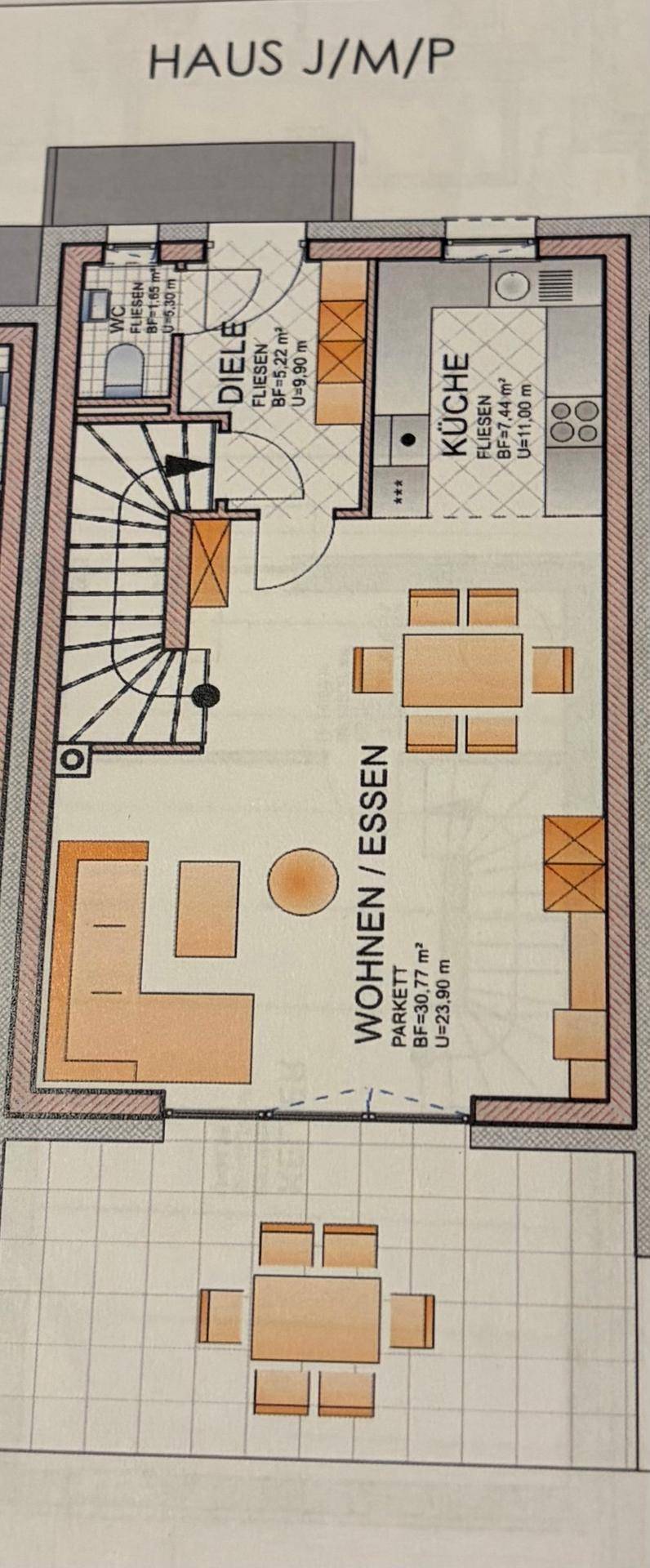 Grundriss des Erdgeschosses mit offenem Wohn-Essbereich, Küche und Terrasse.