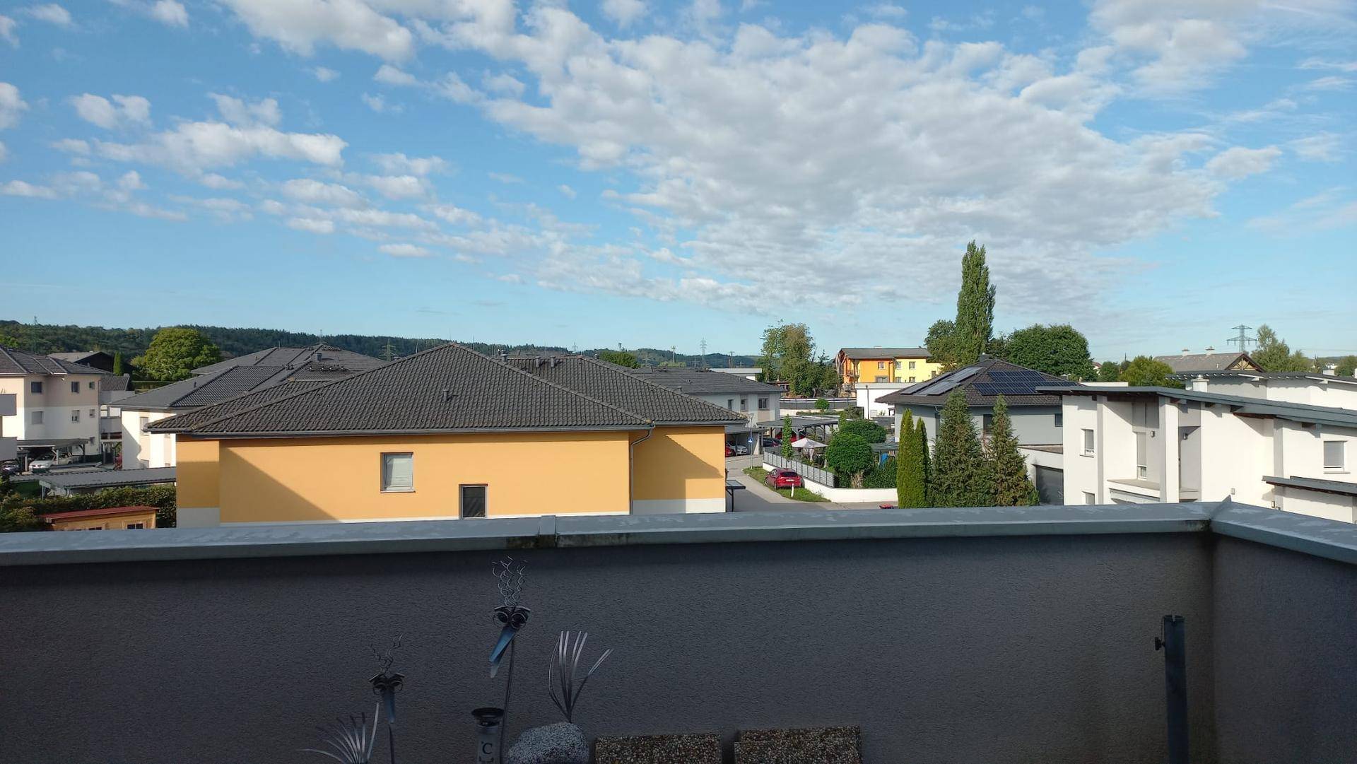 Panoramablick über die Dächer der Nachbarschaft unter blauem Himmel.