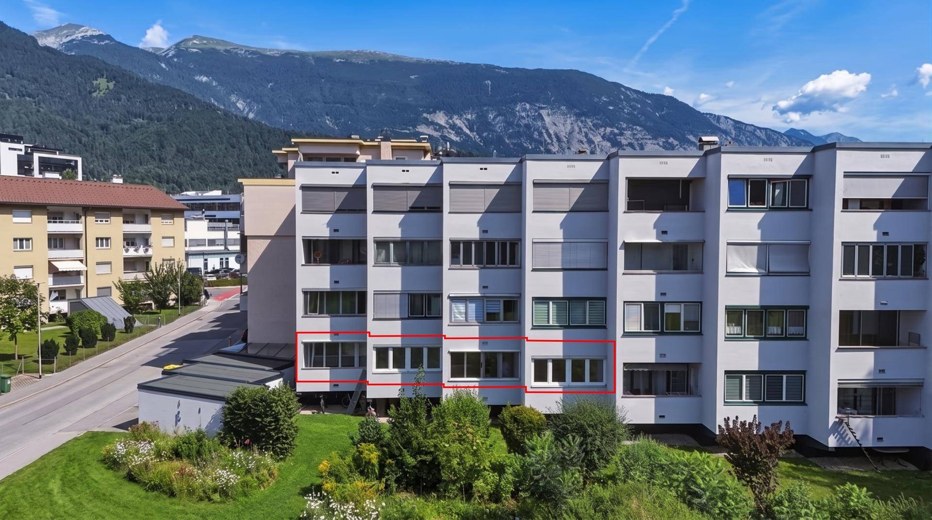 Ansicht eines modernen Wohngebäudes mit hervorgehobener Etage und Bergblick.
