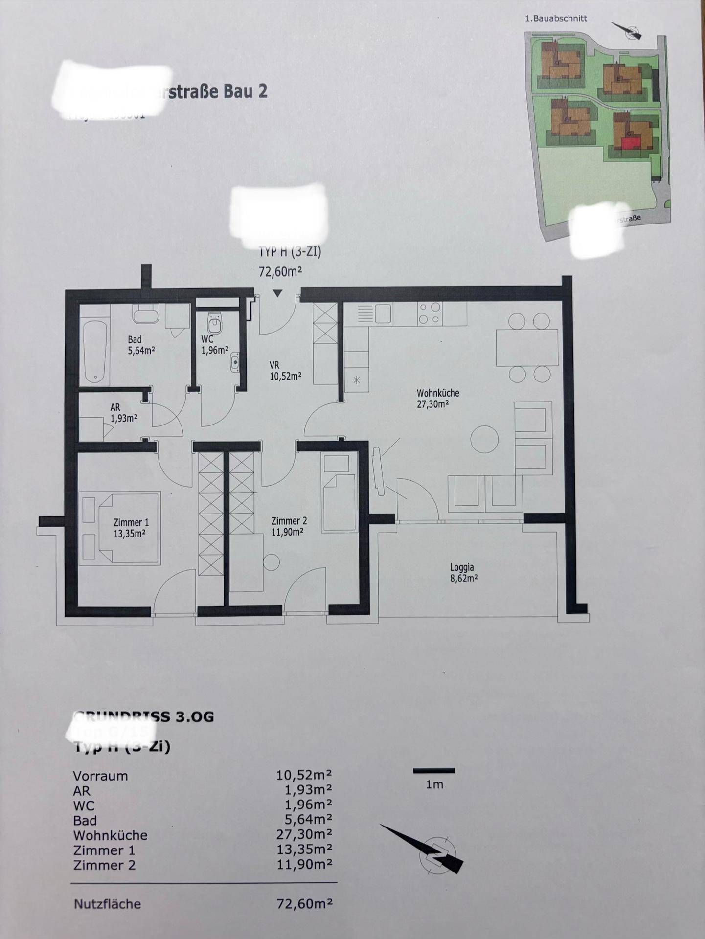 Grundriss einer Wohnung mit zwei Zimmern, Wohnküche, Bad, WC und Loggia.