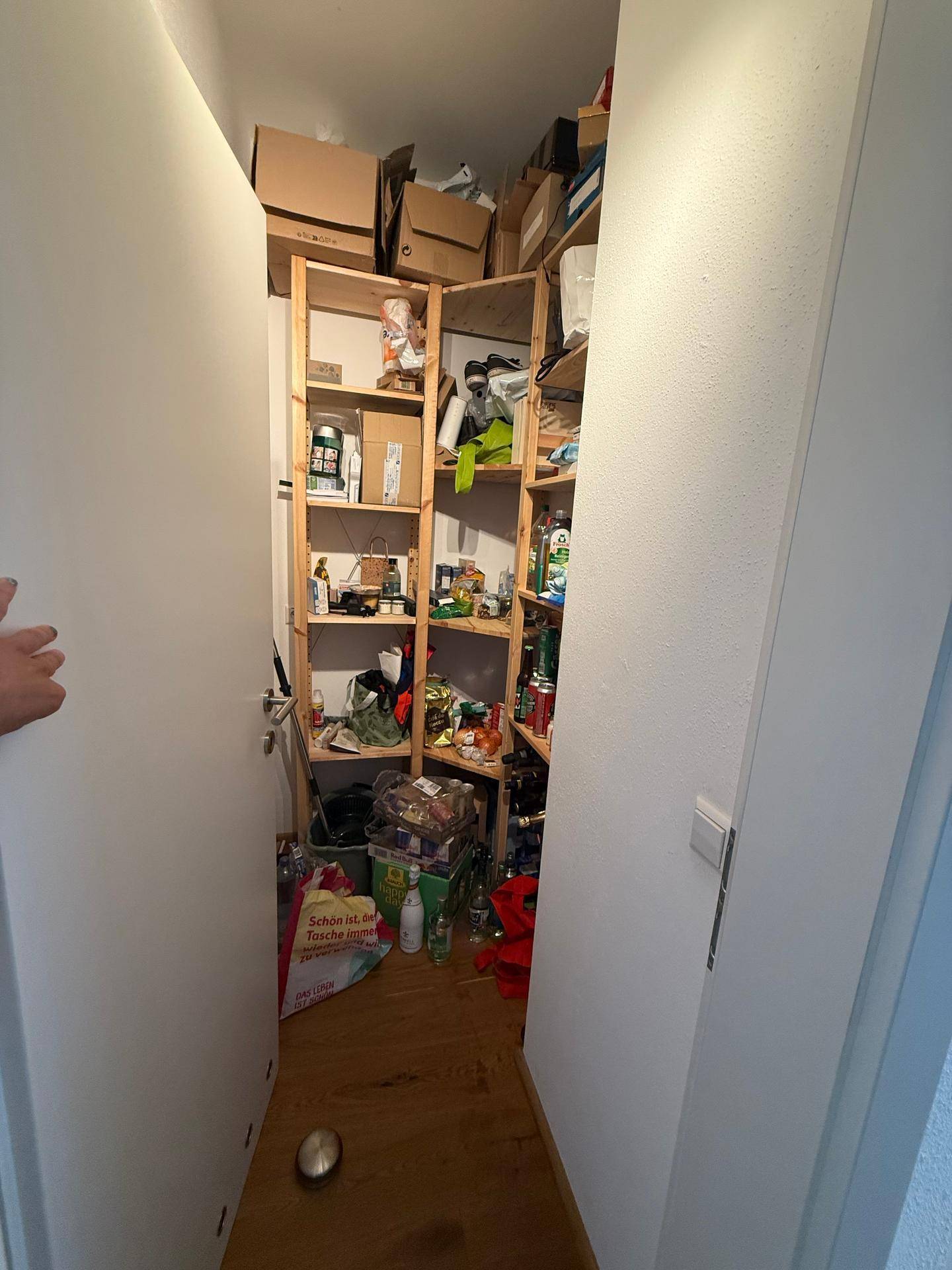 Praktische Speisekammer mit Holzregalen und viel Stauraum für Vorräte und Haushaltsartikel.