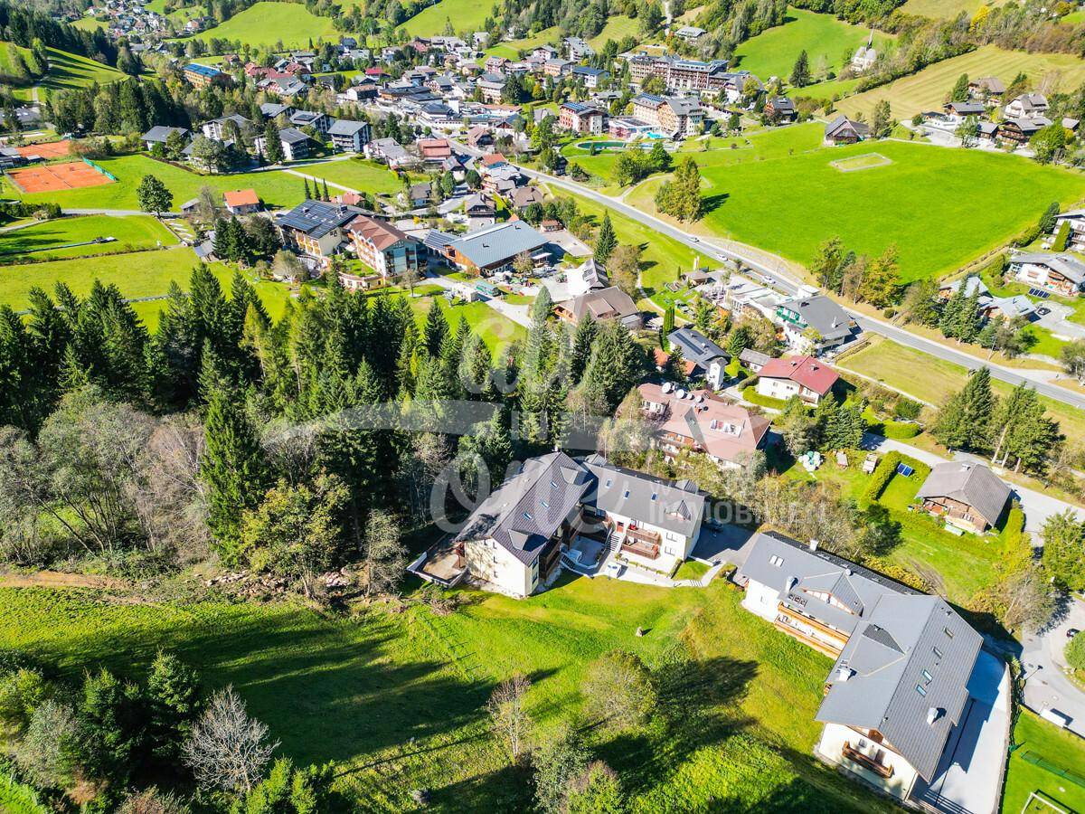 Panoramische Luftaufnahme des Wohnkomplexes und der umliegenden ländlichen Siedlung in den Bergen.