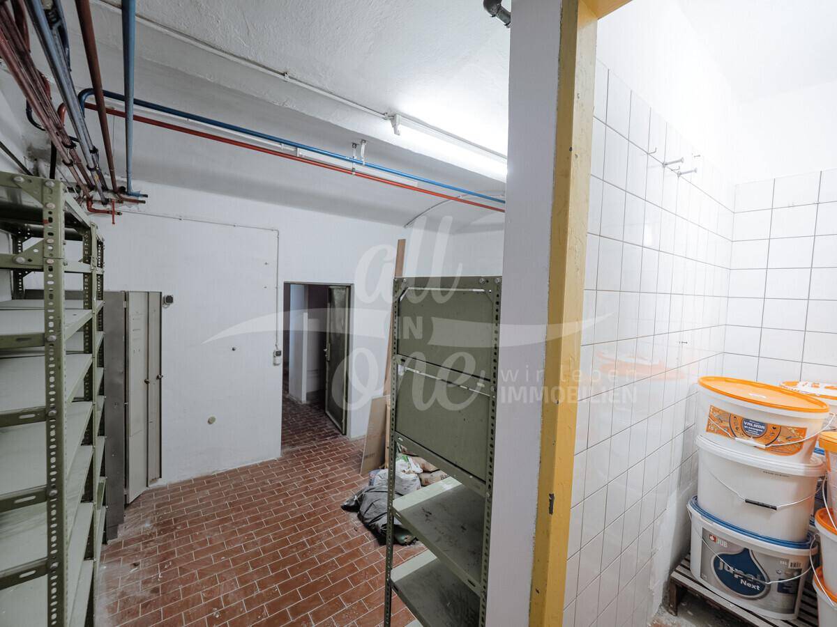 Geräumiger Lagerraum im Keller mit Regalen und Fliesenboden, ideal für Vorräte.