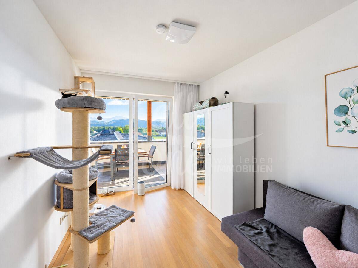 Helles Zimmer mit Balkonzugang, Bergblick und Platz für individuelle Gestaltung.