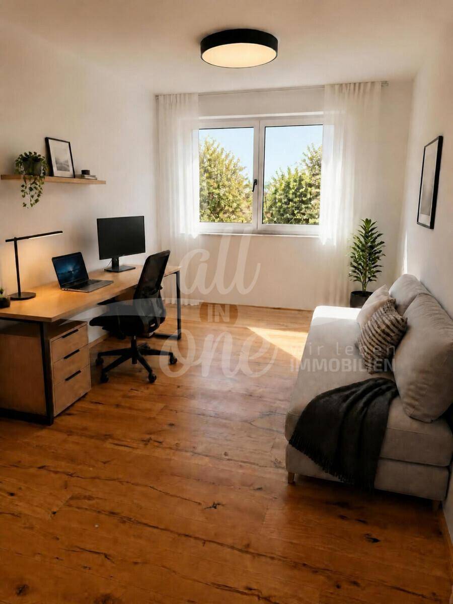 Helles Arbeitszimmer mit Holzboden, Schreibtisch und Sofa, ideal für Home-Office oder Gäste.