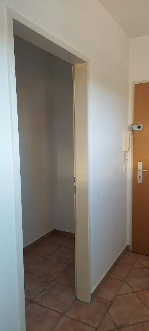 Kleiner, leerer Abstellraum mit Fliesenboden, ideal für zusätzlichen Stauraum im Haushalt.