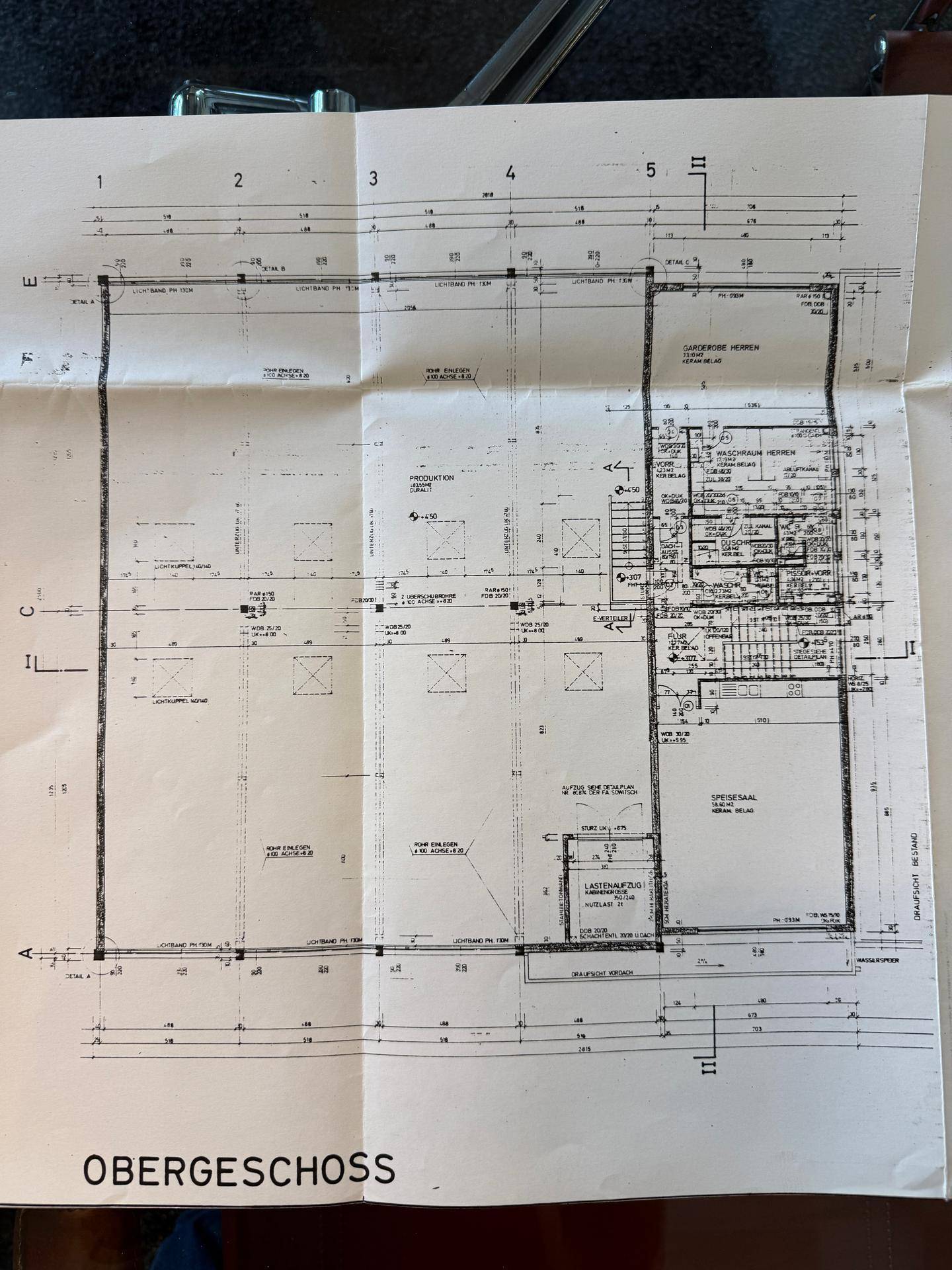 Detaillierter Grundriss des Obergeschosses eines Gebäudes mit verschiedenen Räumen und Treppenhaus.
