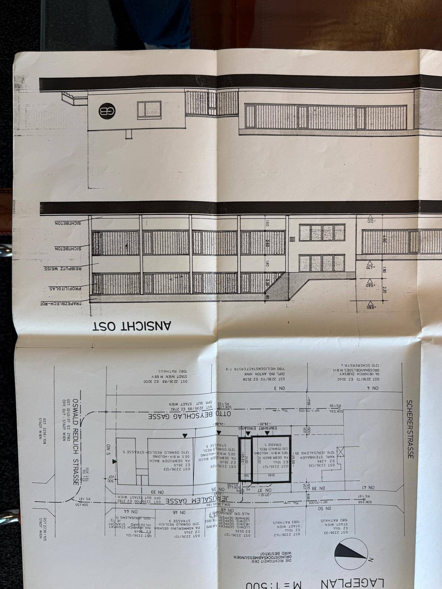 Lageplan und Ansicht Ost eines Gebäudes mit umliegenden Straßen und Grundstücksgrenzen.