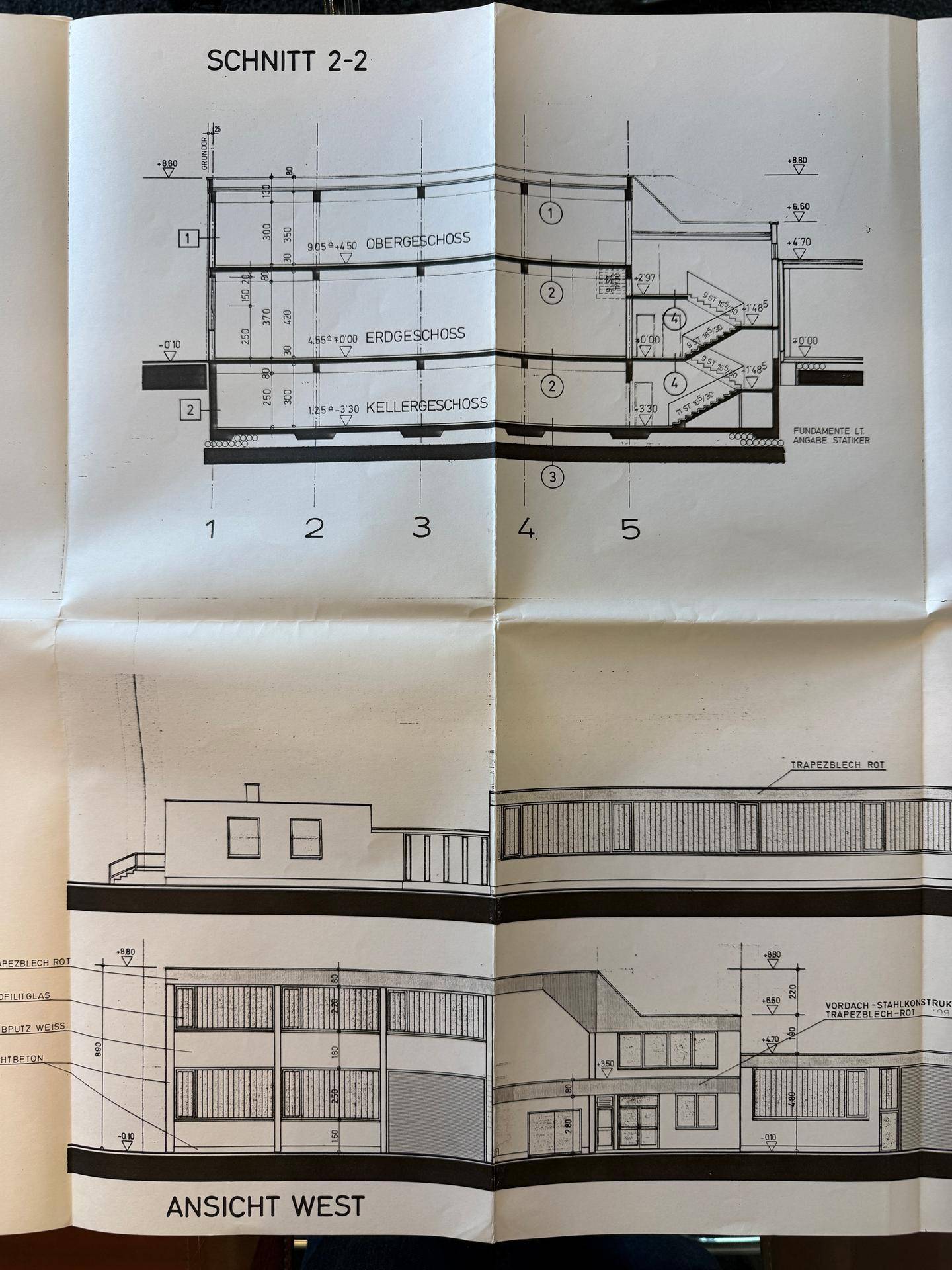 Schnittzeichnung und Ansicht West eines Gebäudes mit Keller-, Erd- und Obergeschoss.