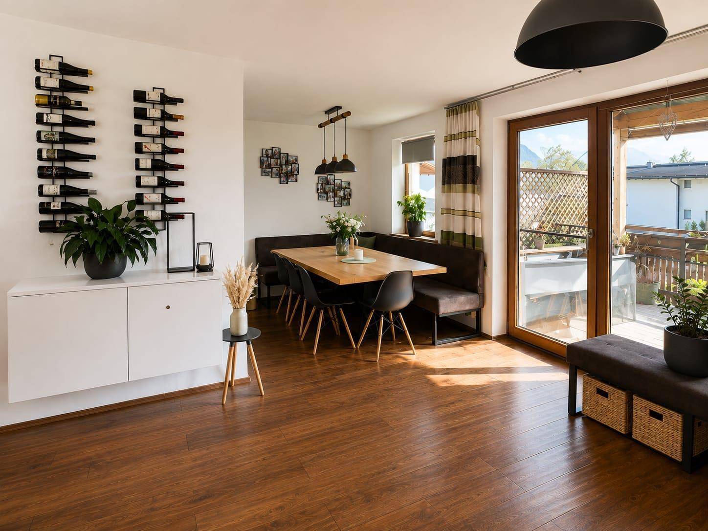 Heller Essbereich mit großem Holztisch, Sitzbank und Zugang zum Balkon.