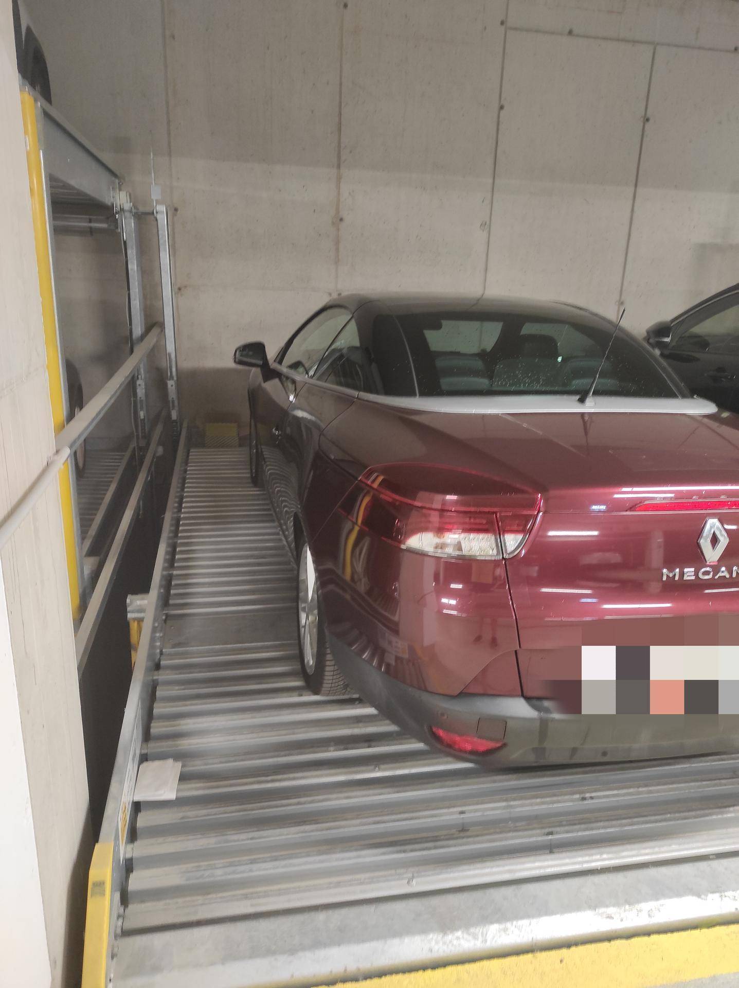 Modernes mechanisches Parksystem in einer Tiefgarage für platzsparendes und sicheres Abstellen von Autos.