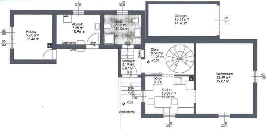 Grundriss des Erdgeschosses mit Wohnraum, Küche und Garage.