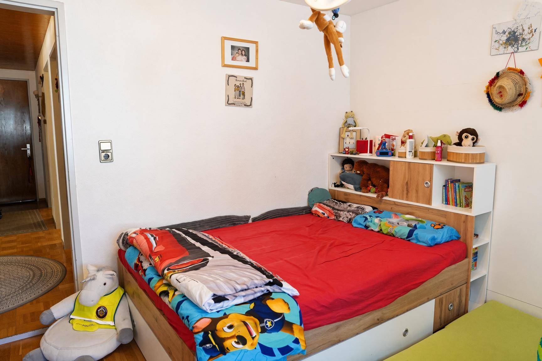 Gemütliches Kinderzimmer mit Bett und Stauraum, ideal für kleine Bewohner.