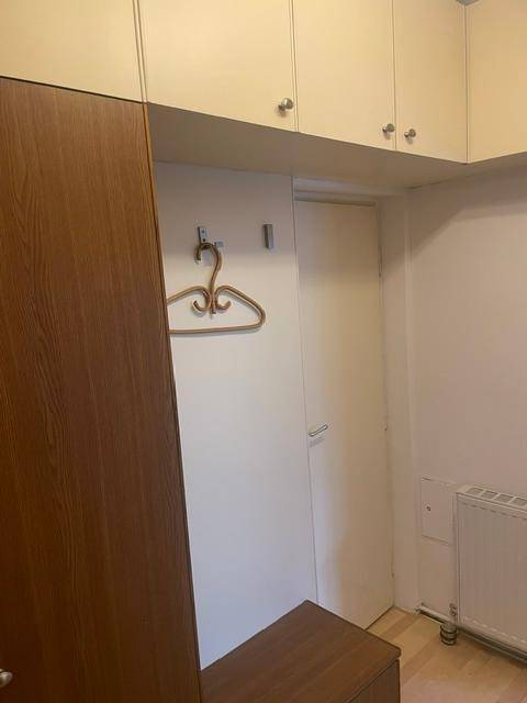 Flur mit Garderobe und Heizkörper, Zugang zu weiteren Räumen der Wohnung.