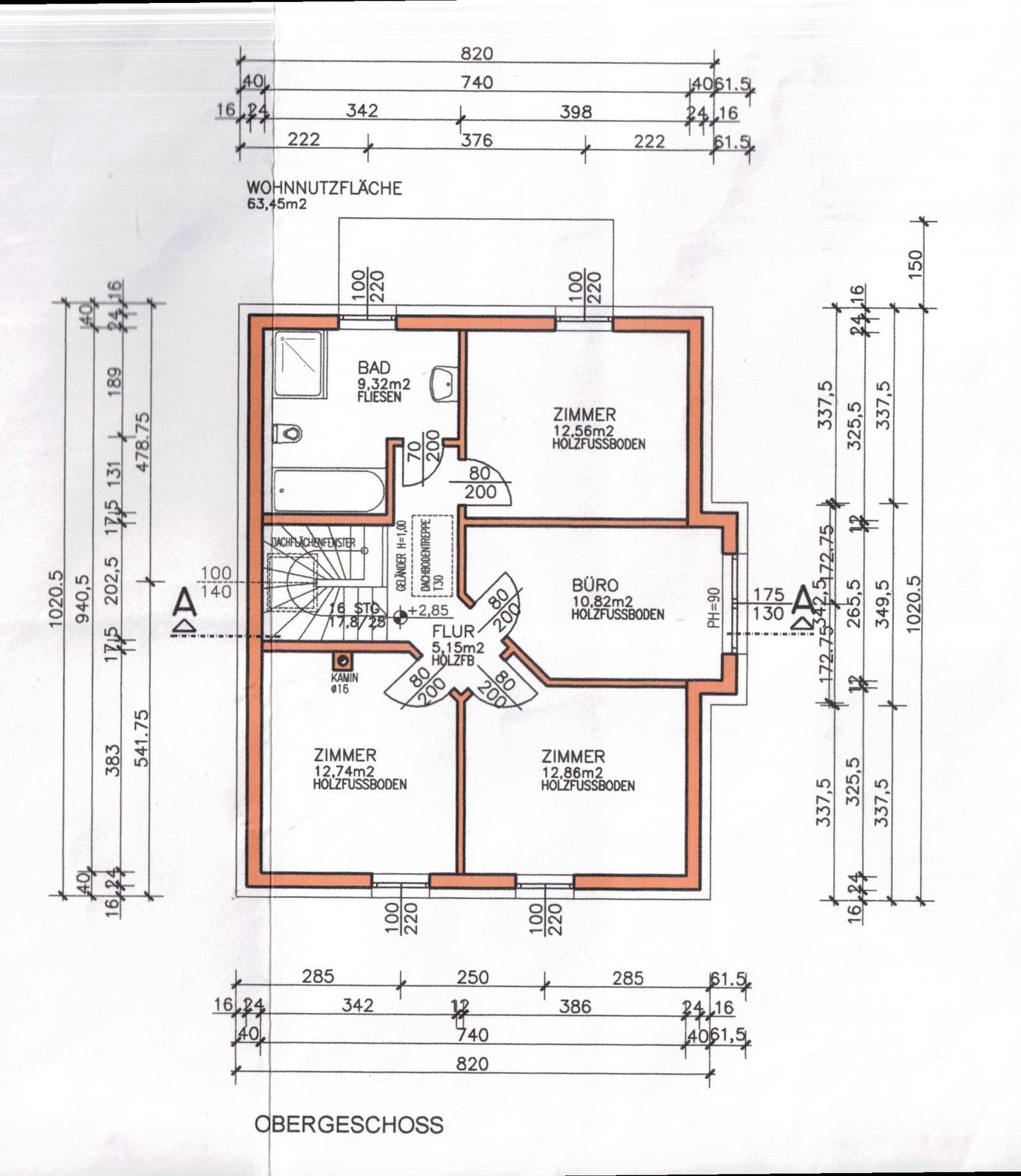 Grundriss des Obergeschosses mit drei Zimmern und einem Badezimmer.