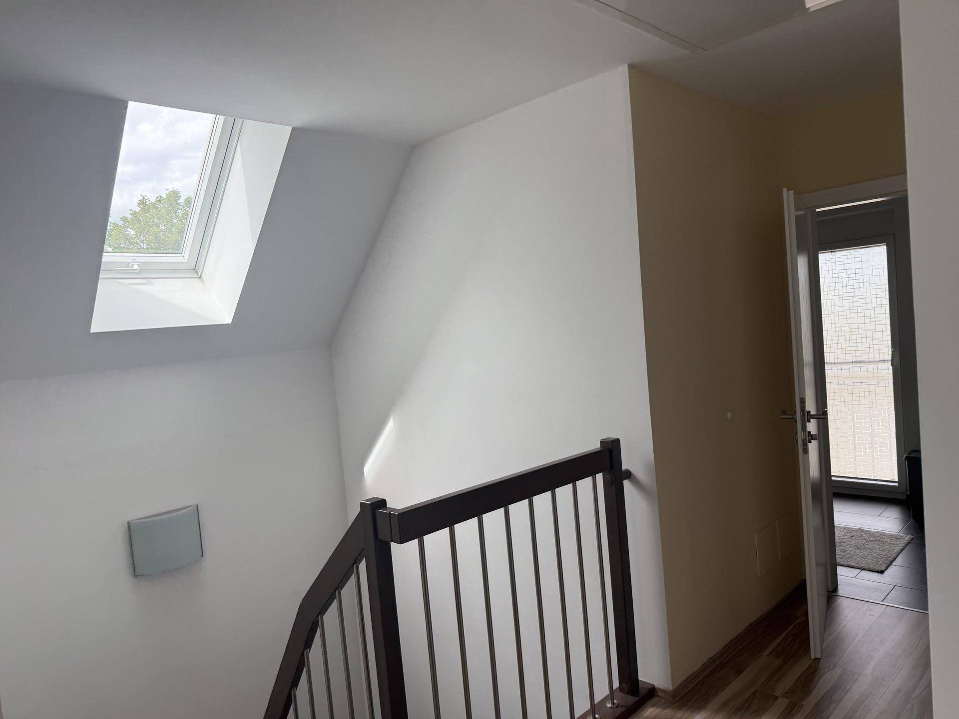 Oberer Flur mit Dachschräge, Dachfenster und Blick auf den Treppenaufgang.