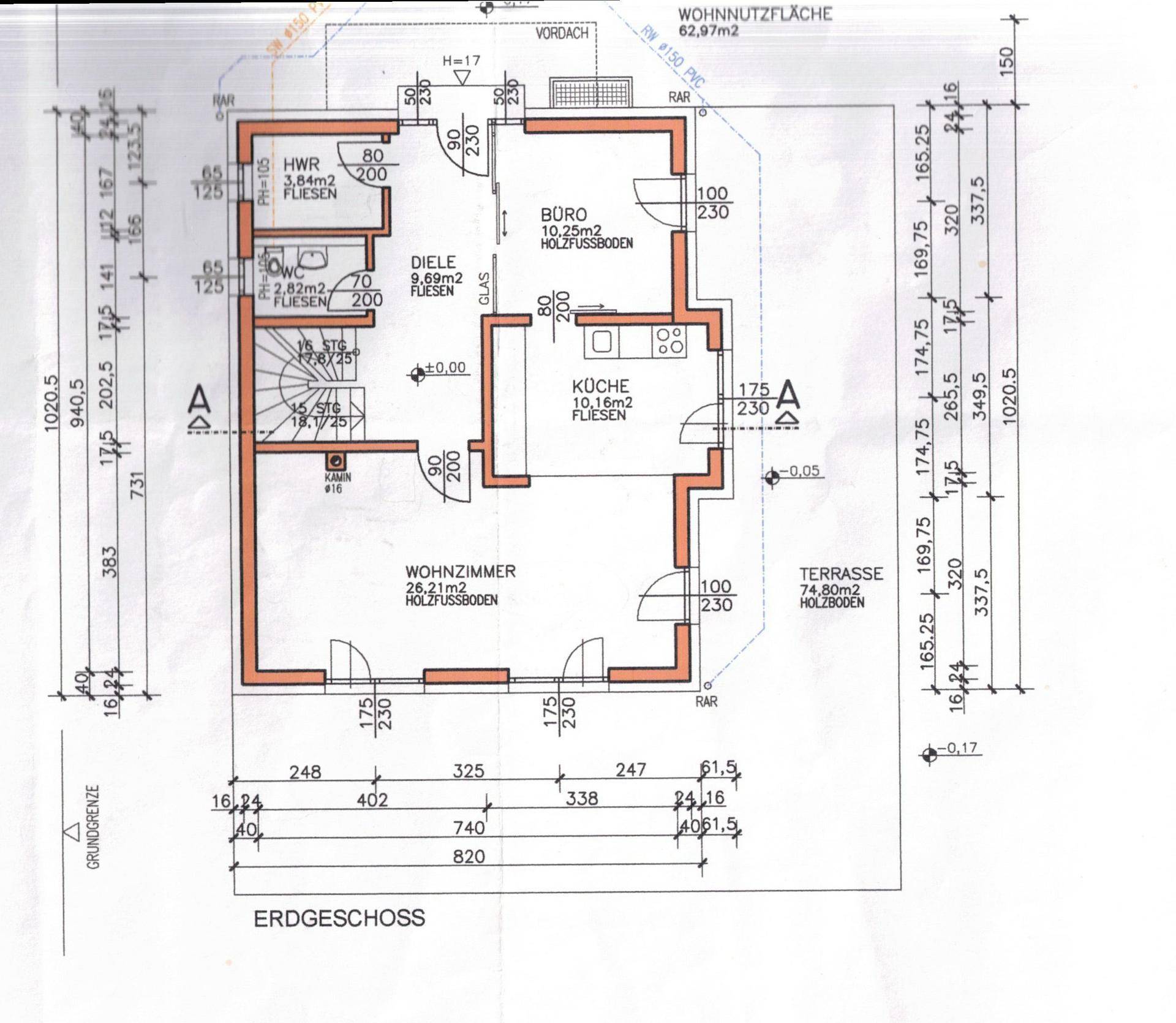 Grundriss des Erdgeschosses mit Wohnzimmer, Küche, Büro und Terrasse.