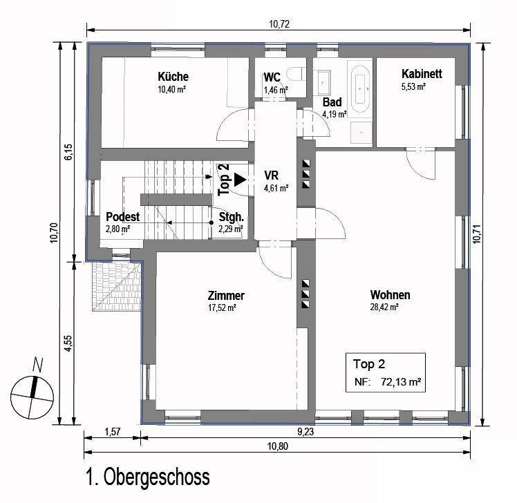 Grundriss des ersten Obergeschosses mit Küche, Wohnzimmer, Zimmer, Bad und separatem WC.