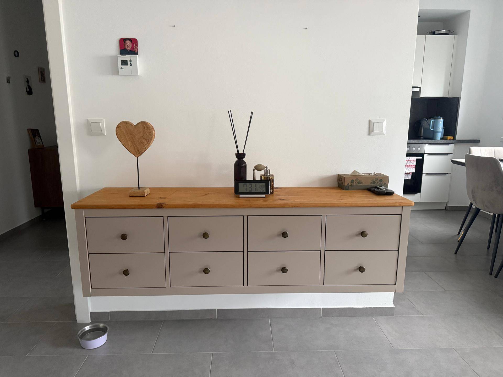 Modernes Sideboard mit Holzplatte und Schubladen im Wohnbereich, stilvoll eingerichtet.