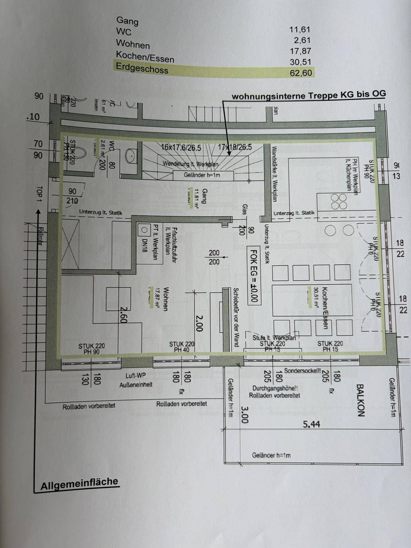 Grundriss des Erdgeschosses mit offenem Wohn-Essbereich, Küche und Balkon, übersichtlich dargestellt.