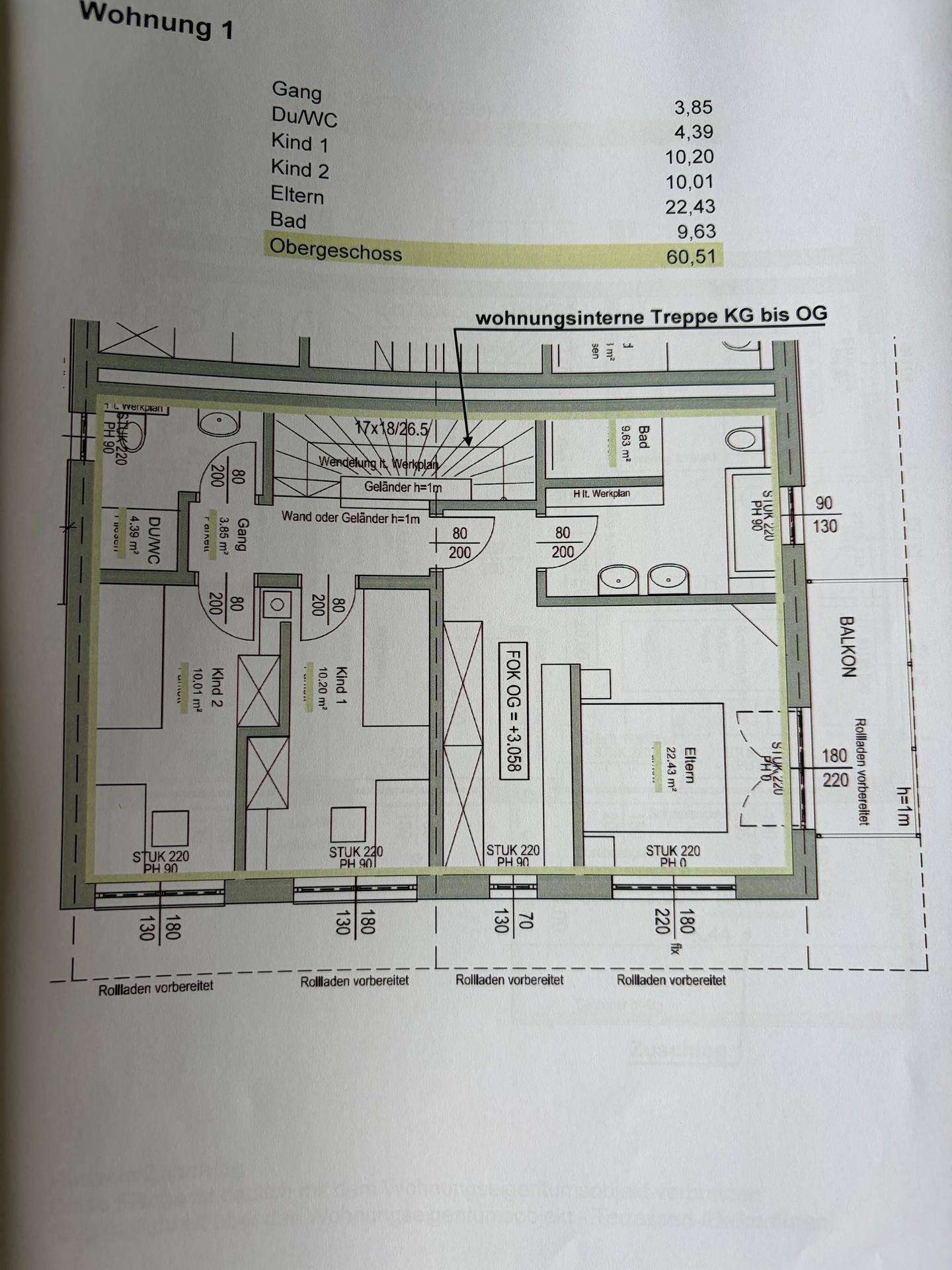 Grundriss des Obergeschosses mit drei Schlafzimmern, Bad und Balkon, detailliert dargestellt.