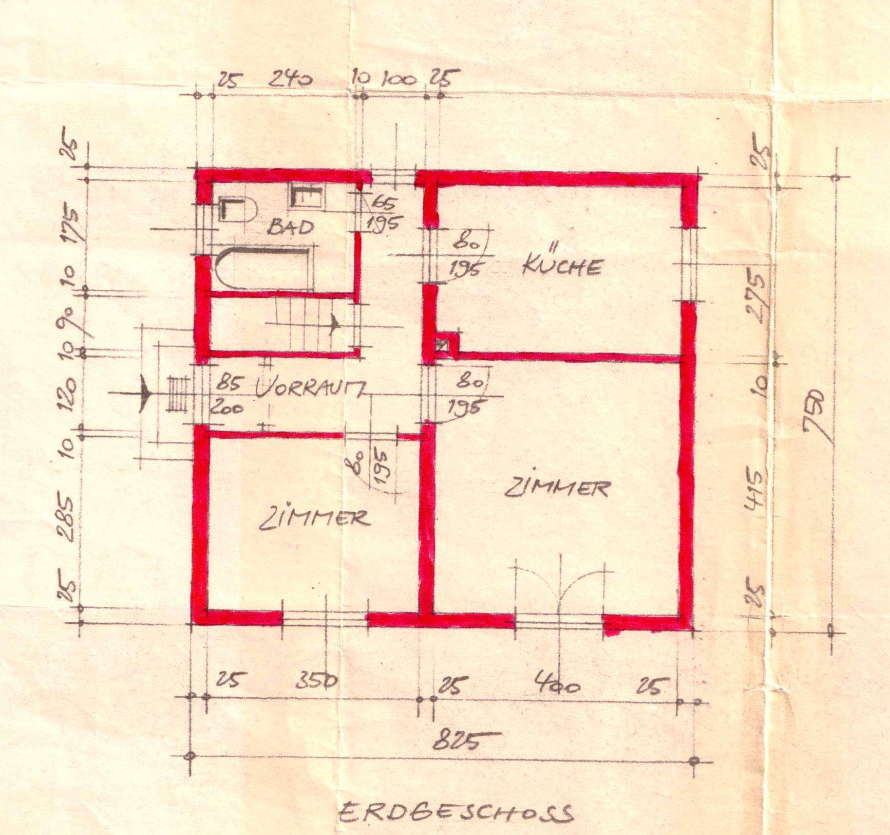 Grundriss des Erdgeschosses mit Bad, Küche, zwei Zimmern und einem praktischen Vorratsraum.