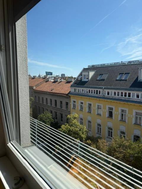Ausblick auf die charmanten Dächer und Fassaden der umliegenden Stadtgebäude.