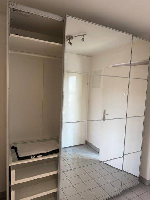 Flur mit großem Spiegelschrank, der viel Stauraum bietet und den Raum optisch erweitert.